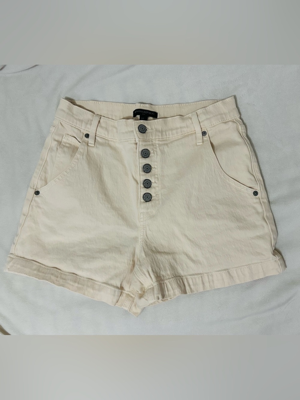 CUTE!! Banana Republic Cream High-Waist Button-Front Shorts